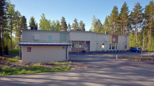 Just nu är problemen akuta. Daghemmet Touhula hann knappt öppna innan det stängde. Nu står både Touhula och det gamla daghemmet tomma. Det gör livet komplicerat för barnfamiljerna i södra Sjundeå. Men också ett motionsdaghem i centrum diskuteras nu. Bild på ett daghem.