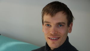 Anthony Hannus är företagsrådgivare på Kristinestads näringslivscentral. Han hoppas att sommarföretagssedeln ska locka till sig nya och innovativa företagsidéer. En man som ler.