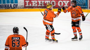 Elmeri Eronen, Petri Kontiola och Jere Innala, som ingick i HPK:s farliga första powerplayfemma, firar ett mål. Elmeri Eronen, Petri Kontiola och Jere Innala firar ett mål.