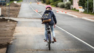 En del elevers skolväg skulle ha blivit till och med en timme längre än vad de är nu. Flicka cyklar