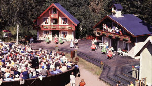 Lurens från luften 1978. Värdshuset Vita Hästen. Lurens sommarteater 1978 sedd från luften.
