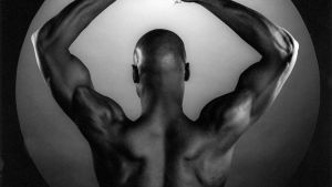 Mapplethorpe: Look at the Pictures. Mies ja kukka. Robert Mapplethorpen valokuva