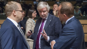 Då Erkki Tuomioja (i mitten) var minister 2013 avslöjades ett omfattande dataintrång i Utrikesministeriet. Erkki Tuomioja tillsammans med Estlands och Danmarks utrikesministrar.