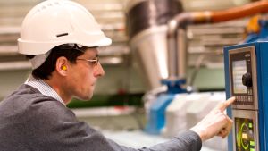 Luca Zubin testar en motor på Wärtsilä. Luca Zubin testar en stor dieselmaskin på Wärtsilä i Vasa.