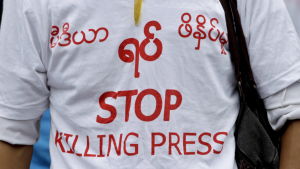 Sluta mörda pressen, lyder uppmaningen på skjortan Journalist i Myanmar kämpar för pressfrihet.