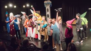 Teater Magnitudes ensemble på Tryckis scen. Teater Magnitude med pjäsen Snövit på Tryckis scen i Karis.