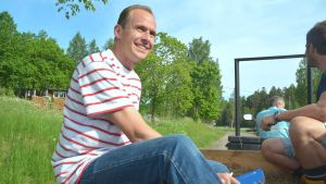 Miljöinspektör Ville Wahteristo är idel leende när det bär av mot den planerade våtmarken. Ville Wahteristo, miljöinspektör vid Raseborg stad.
