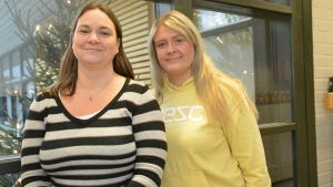 Sjundeå svenska skolas rektor Katarina Lodenius och Anu Hausen, rektor för Päivärinteen koulu. Rektorerna för Sjundeå svenska skolan och Päivärinteen koulu står i svenska skolans korridor. Katarina Lodenius till vänster och Anu Hausen till höger.