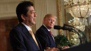Japans premiärminister Shinzo Abe var på besök hos Donald Trump i USA då de nåddes av beskedet om Nordkoreas första missiltest sedan Trump tillträdde presidentposten Japans premiärminister Shinzo Abe var på besök hos Donald Trump i USA då de nåddes av beskedet om Nordkoreas första missiltest sedan Trump tillträdde presidentposten