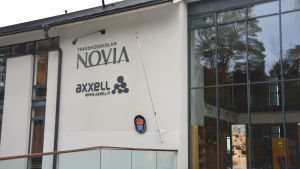 Yrkeshögskolan Novias och Yrkesskolan Axxells huvudbyggnad i Ekenäs.