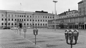 På 1970-talet fanns det flera parkeringsmätare på Kaserntorget i Helsingfors. Antalet i hela staden steg till över 3000 på 1980-talet. Parkeringsmätare på Kaserntorget i Helsingfors år 1971.