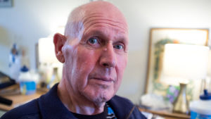Bo Kvarnström är nöjd över att vara tillbaka på servicehemmet i Kyrkslätt. På rehabiliteringssjukhuset i Esbo hade han varken tillgång till teve, toalett eller svenskspråkig personal. Bo Törnqvist är nöjd över att vara tillbaka på servicehemmet i Kyrkslätt. På rehabiliteringssjukhuset i Esbo hade han varken tillgång till teve, toalett eller svenskspråkig personal.