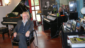 Benny Andersson i sitt arbetsrum bland sina verktyg. Benny Andersson i sitt arbetsrum på Skeppsholmen i Stockholm.