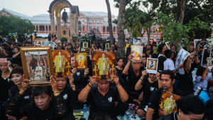 Sörjande visar upp bilder av kung Bhumibol Sörjande visar upp bilder av kung Bhumipol