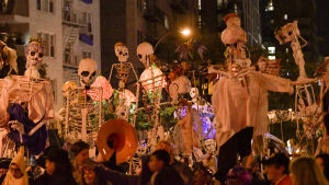 Halloween-paraden i Greenwich Village verkade vara lika populär som vanligt. Den brukar locka omkring 60 000 utklädda deltagare. Halloween-paraden i Greenwich Village var lika populär som vanligt. Den brukar locka omkring 60 000 utklädda deltagare.