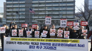Sydkoreanska demonstranter protesterar mot militärövningen utanför USA:s ambassad i Seoul 4.12.2017.