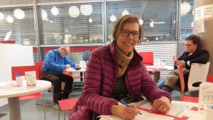 Marit Seppäläinen uppdaterar sina personuppgifter efter en längre tids paus i blodgivning. Marit Seppäläinen donerar blod och fyller i blanketter för att uppdatera sina uppgifter.