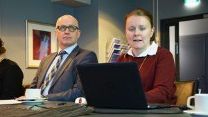 Markku Järvelä och Annika Birell. Vasa stads tekniska direktör Markku Järvelä och generalplanläggare Annika Birell.