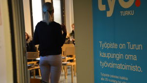 Det ordnas flera seminarier i veckan som ska hjälpa arbetslösa med att hitta jobb. Vid Työpiste pågår ett seminarium för unga.