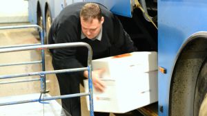 Ampers bussar kör även Matkahuoltos paket till Kampen. Busschaufför Thomas Friberg lastar av paket från sin buss.