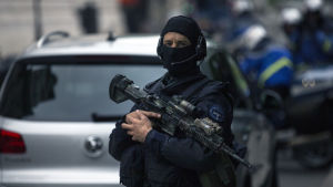 Hundratals poliser bevakar domstolsbyggnaden i Bryssel där Salah Abdeslam ställs inför rätta. Hundratals poliser bevakar domstolsbyggnaden i Bryssel där Salah Abdeslam ställs inför rätta
