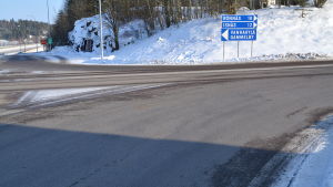Vägen till hållplatsen går i korsningen vid uppfarten utan övergångsställe. Uppfart från motorväg vid Gammelby i Lovisa.
