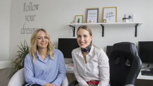 Följ dina drömmar - men se till att din affärspartner har samma dröm ifall ni startar något ihop. Två kvinnor sitter framför ett skrivbord där det finns flera datorer. På väggen bakom dem står det "Follow your dreams".