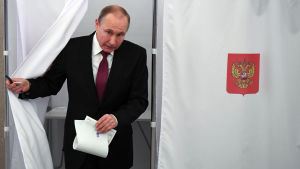 Vladimir Putin röstade i Moskva på söndagen. Rysslands sittande president Vladimir Putin röstar i valet där han väntas väljas till en fjärde mandatperiod.