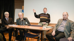 Henrik Lax, Osmo Soininvaara, Esko Seppänen och Iiro Viinanen offentliggör medborgarinitiativet för eutanasi 2016. Henrik Lax, Osmo Soininvaara, Esko Seppänen, Iiro Viinanen.
