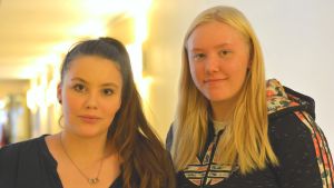 Amelie Hyytiäinen och Cecilia Westerholm har båda vant sig vid tidiga morgnar. Närbild på eleverna Amelie Hyytiäinen och Cecilia Westerholm i Ekenäs högstadieskola.
