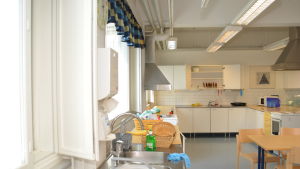Luften är tung i undervisningsköket i B-huset. Därför får fönstren vara öppna. Undervisningsköket i Karjaan yhteiskoulu.