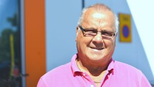 Lars Nyberg (SDP) Närbild, porträtt, av Lars Nyberg från SDP. Bär glasögon och iklädd i rosa t-skjorta.