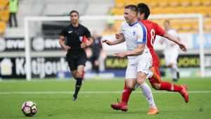 Timo Stavitski. Finlands Timo Stavitski kämpar om bollen i genrepet mot Turkiet.