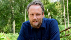 Strömsön kokki Anders Samuelsson kuvassa, metsä taka-alalla.