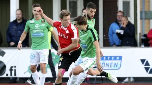 HIFK:s Tuomas Mustonen och EIF:s Ville Sevón i en duell. HIFK:s Tuomas Mustonen och EIF:s Ville Sevón i en duell.
