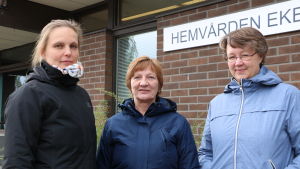 Äldreomsorgschefen Jenny Björndahl-Öhman och avdelningskötarna Kerstin Ivars och Anna Wadén. Tre kvinnor står på rad framför en röd tegelbyggnad.