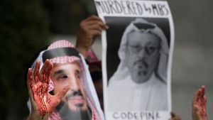 Demonstranter som klätt ut sig till kronprins Mohammed bin Salman protesterar utanför den saudiska ambassaden i Washington och kräver rättvisa för den försvunna journalisten Jamal Khashoggi Demonstranter som klätt ut sig till kronprins Mohammed bin Salman protesterar utanför den saudiska ambassaden i Washington och kräver rättvisa för den försvunna journalisten Jamal Khashoggi