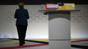 Det har varit ett extremt svårt år enligt Angela Merkel, som lämnar posten som förbundskansler senast år 2021 Angela Merkel efter sitt avskedstal som partiledare