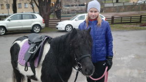 Melina Markola och Bella Melina Markola med ponnyn Bella som är en svart Schetlandsponny