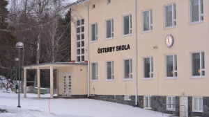 I den här skolan ska Ivar och Lykke i sinom tid gå. Det hoppas i alla fall deras föräldrar. En skolbyggnad i flera våningar byggd i ljusmålad betong. Det står Österby skola på fasaden. På väggen finns också en stor, rund klocka. Vinter och snö, inga skolbarn.