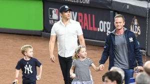 Det är många kändisar som fått barn genom surrogatarrangemang. Ett exempel är Neil Patrick Harris och hans make David Burtka som fått två barn via surrogat. Bild på skådespelaren Neil Patrick Harris och David Burtka med sina barn.