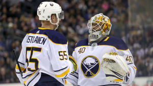 Rasmus Ristolainen och Carter Hutton i matchen mot Columbus. Rasmus Ristolainen och Carter Hutton i matchen mot Columbus.