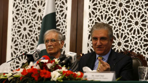 Pakistans utrikesminister fördömde den indiska räden, men sade att Indien ljuger om omständigheterna och trissar upp läget för att gynna regeringspartiet i det indiska parlamentsvalet. Pakistans utrikesminister Shah Mehmood Qureshi fördömer Indiens flygräd i Pakistan.