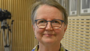 Jane Trygg-Kaipiainen (MSK) säger att det följt något gott med fusionsstriden. I dag är många politiker i Korsholm mer medvetna om att även de finskspråkiga behöver kommunal service på sitt eget modersmål. Jane Trygg-Kaipiainen i fullmäktigessalen.