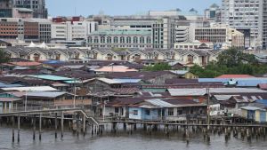 Huvudstaden Bandar Seri Begawan. Levnadsstandarden i Brunei är hög, med gratis sjukvård och utbildning. Bandar Seri Begawan