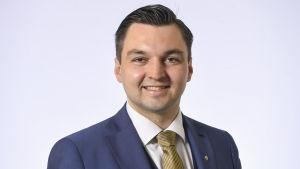 Riksdagsledamot Joakim Strand (SFP) anser att det finns viktigare saker att tänka på än att bli av med några lediga dagar med kristet ursprung. Kansanedustaja Joakim Strand, RKP.