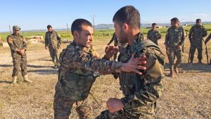 Nya rekryter till Syriens demokratiska front SDF tränas på deras bas i Tel Tembre. Nya rekryter till SDF, Syriens demokratiska front, tränas på deras bas i Tel Tembre