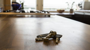 Ett bostadsköp är en långsiktig investering för de flesta finländare och därför behöver en kortvarig kris som coronaepidemin inte nödvändigtvis påverka bostadsmarknaden så negativt, säger fastighetsförmedlare Jessica Forsström i Vasa. Nyckelknippe på ett bord i en lägenhet till salu.