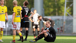 VPS har inte fått lämna planen som ett vinnande lag den här säsongen. Timi Lahti sitter på marken.