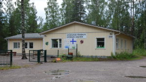 Så här såg Sjundeå kommuns daghem i Störsvik ut innan det stängdes och ett privat företag öppnade småbarnspedagogik på området. Störsvik gamla daghem, en gul byggnad.